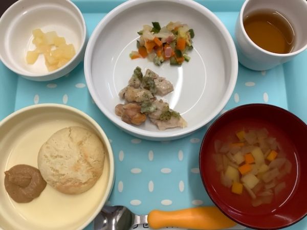 《常食》《アレルギー除去食》昼食は、鶏肉の香草焼きです。