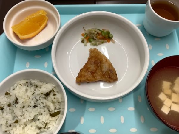 《常食》《アレルギー除去食》昼食は、かじきの揚げ煮です。