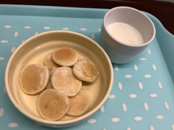 《常食》《アレルギー除去食》おやつは、米粉のバナナパンケーキです。