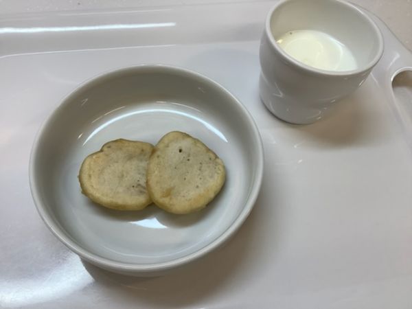 《常食》《中期B》おやつは、バナナパンケーキです。