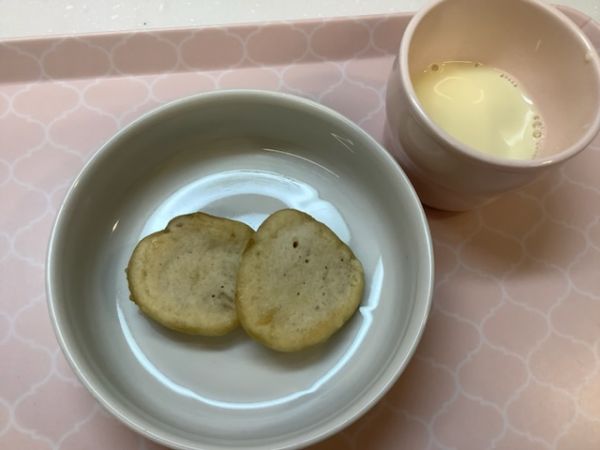《常食》《アレルギー除去食》おやつは、バナナパンケーキです。