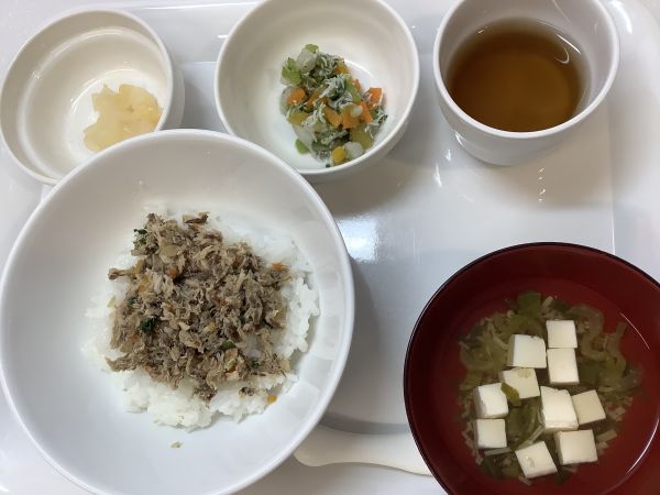 さばのそぼろ丼です《常食、中期B》