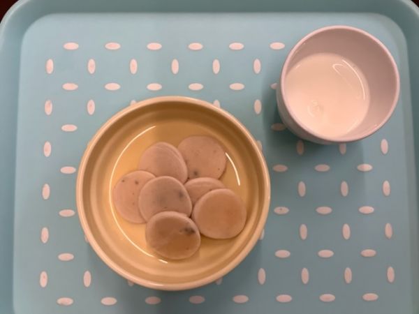 《常食》《アレルギー除去食》おやつは、あんこのパンケーキです。