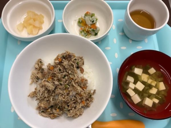 《常食》《アレルギー除去食》昼食は、鯖にそぼろ丼です。