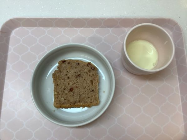 《常食》《アレルギー除去食》おやつは、あんこのパウンドケーキです。