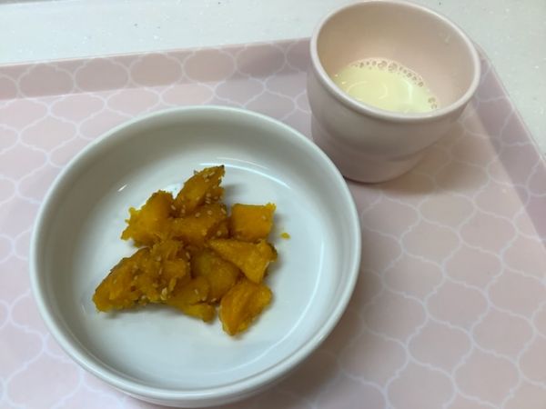 《常食》《アレルギー除去食》おやつは、かぼちゃのごまがらめです。