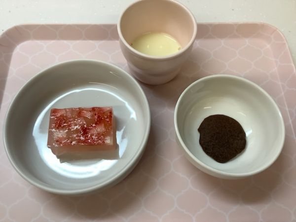 《常食》《アレルギー除去食》おやつは、いちごゼリーとおからと米粉のココアクッキーです。
