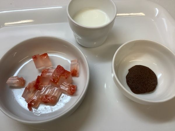 《中期B》おやつは、いちごゼリーとおからと米粉のココアクッキーです。