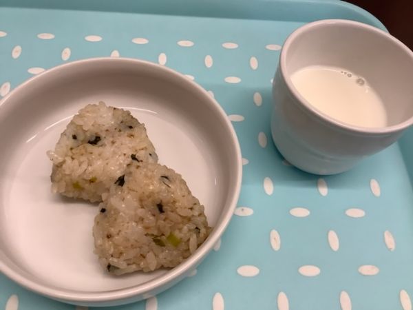 《常食》《アレルギー除去食》おやつは、おかかみそマヨおにぎりです。