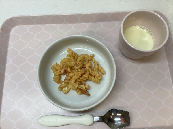 おやつアレルギー除去食ベーコンとマカロニのケチャップチーズ炒め