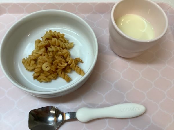 《常食》《アレルギー除去食》おやつは、マカロニきなこです。