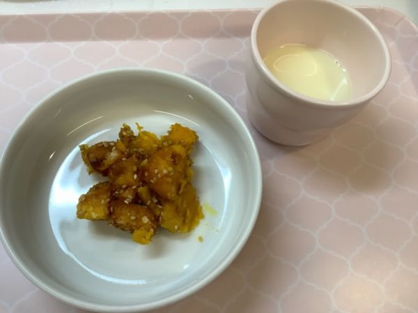 《常食》《アレルギー除去食》おやつは、かぼちゃのごまがらめです。