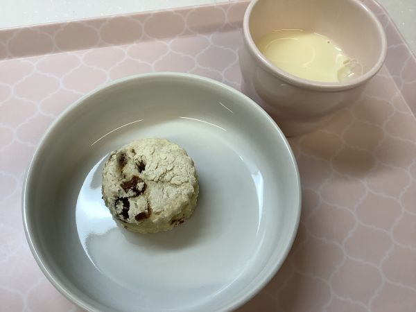 《常食》《アレルギー除去食》おやつは、おからスコーンです。