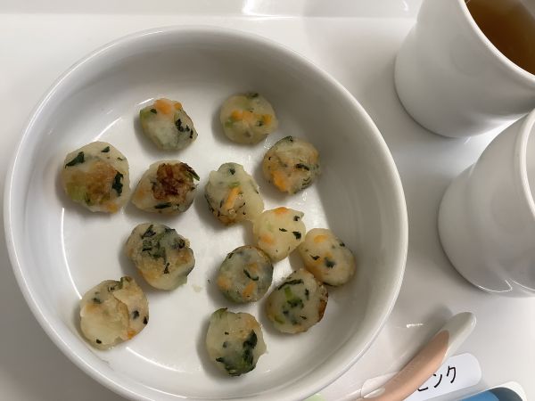 《離乳食後期》おやつは、小松菜のポテト風おやきです。