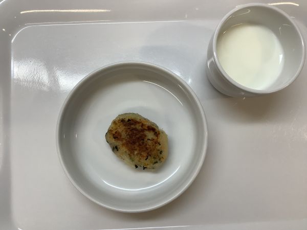 《常食》おやつは、小松菜のポテト風おやきです。