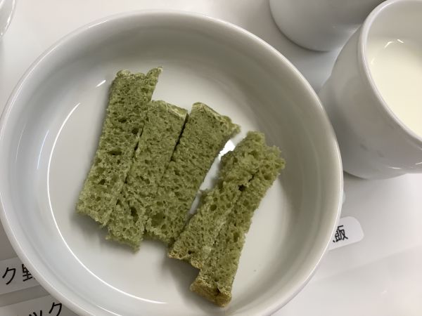 《離乳食完了期》おやつは、ほうれん草ミルクパンです。