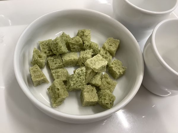 《離乳食後期》おやつは、ほうれん草ミルクパンです。