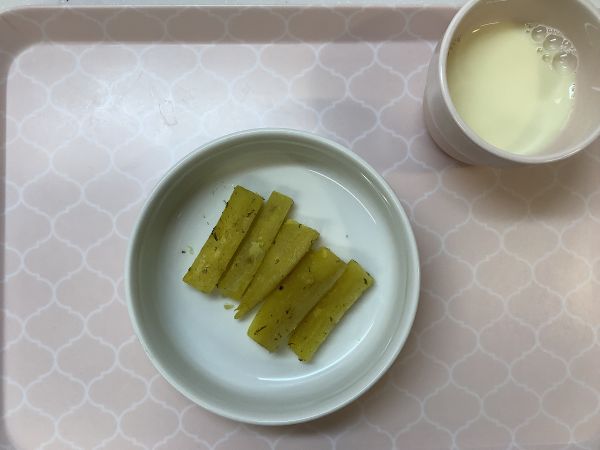 《常食》《アレルギー除去食》おやつは、のり塩さつまいもです。