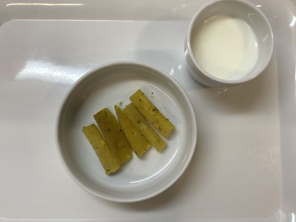 《常食》《離乳食完了期》おやつは、のり塩さつまいもです。