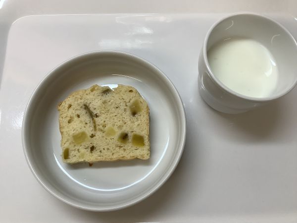 《常食》おやつは、さつまいもパウンドケーキです。