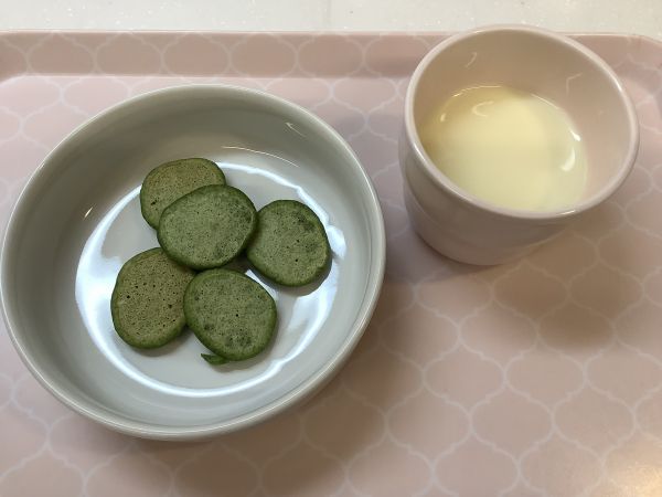《常食》《アレルギー除去食》おやつは、ポパイパンケーキです。
