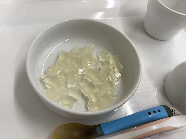 《離乳食後期》おやつは、りんごゼリーです。