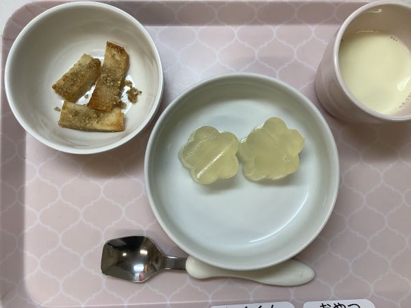 《常食》《アレルギー除去食》おやつは、りんごゼリーと手作りラスクごまです。