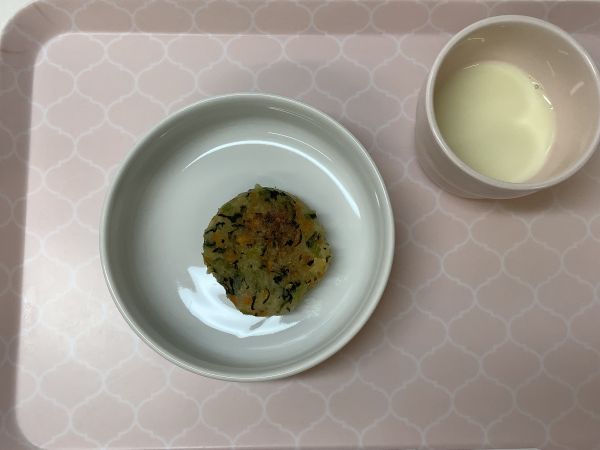 《常食》《アレルギー除去食》おやつは、小松菜のポテト焼きです。