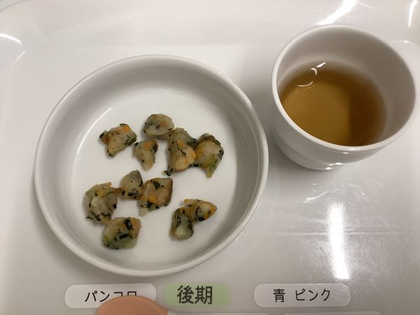 《離乳食後期》おやつは、小松菜のポテト焼きです。