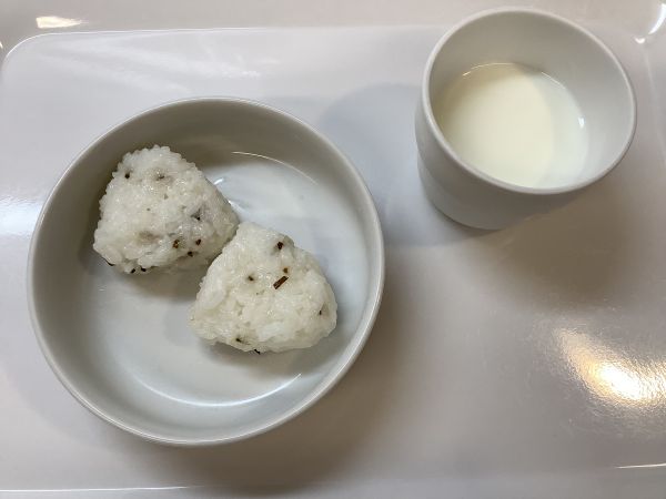 《常食》おやつは、こんぶおにぎりです。
