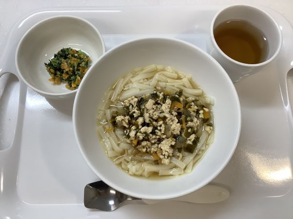 《常食》昼食は、炒めうどんです。