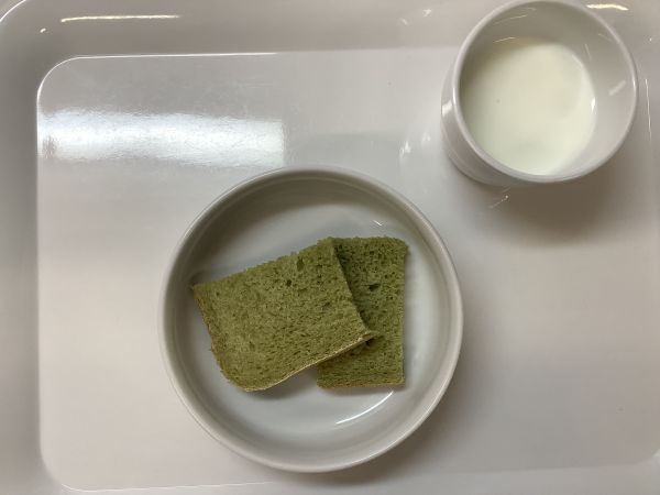 《常食》おやつは、ほうれん草ミルクパンです。