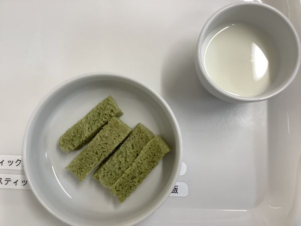 《離乳食完了期》おやつは、ほうれん草ミルクパンです。