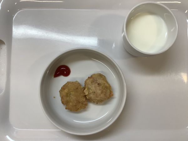 《常食》おやつは、枝豆入り豆腐ナゲットです。