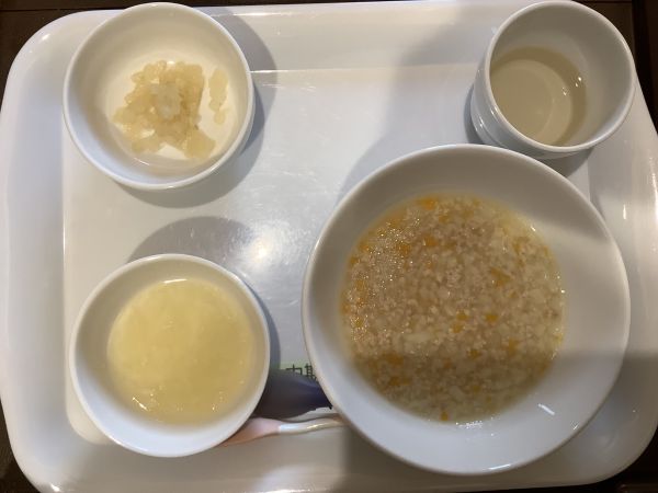 《離乳食中期》鶏ひき肉とにんじんのうどんです。