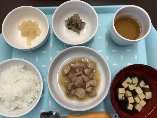 《常食》《アレルギー除去食》昼食は、鶏肉のねぎだれ煮です。