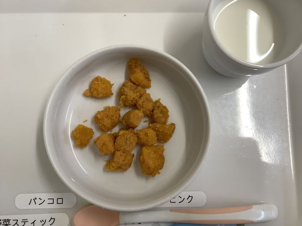 《離乳食後期》おやつは、かぼちゃのあべかわです。