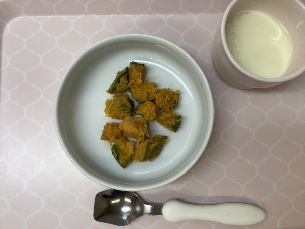 《常食》《アレルギー除去食》おやつは、かぼちゃのあべかわです。