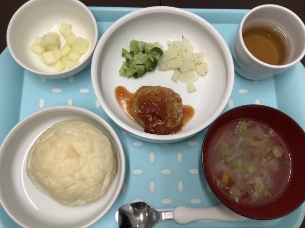 《常食》《アレルギー除去食》昼食は、煮込みハンバーグです。