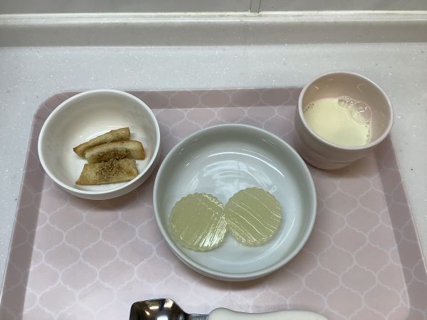 《常食》《アレルギー除去食》おやつは、りんごゼリーです。