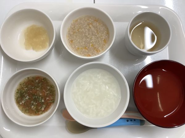 《離乳食中期》昼食は、鶏ひき肉とじゃがいも煮です。