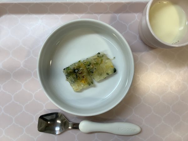 《常食》《アレルギー除去食》おやつは、チヂミです。