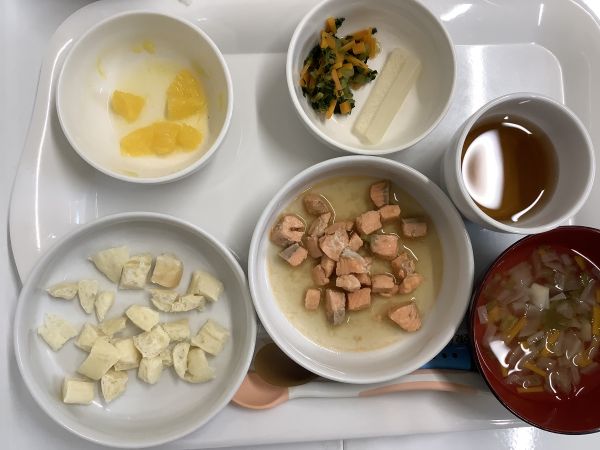 《離乳食後期》鮭のだし煮です。