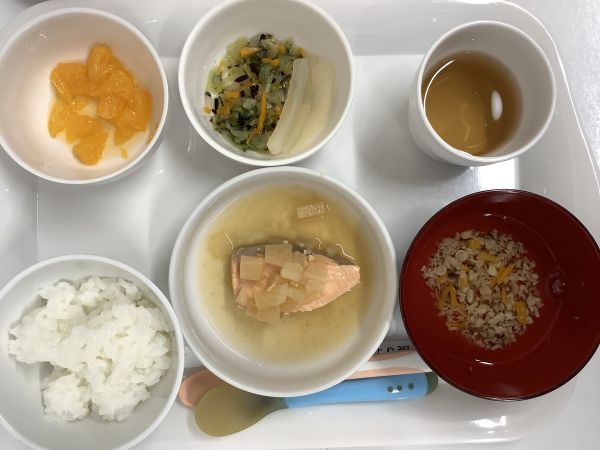《離乳食後期》大根と鮭の味噌煮です。