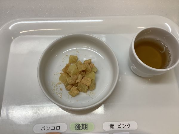 《離乳食後期》おやつは、大学きなこです。