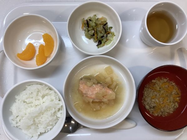 《常食》大根と鮭の味噌煮です。