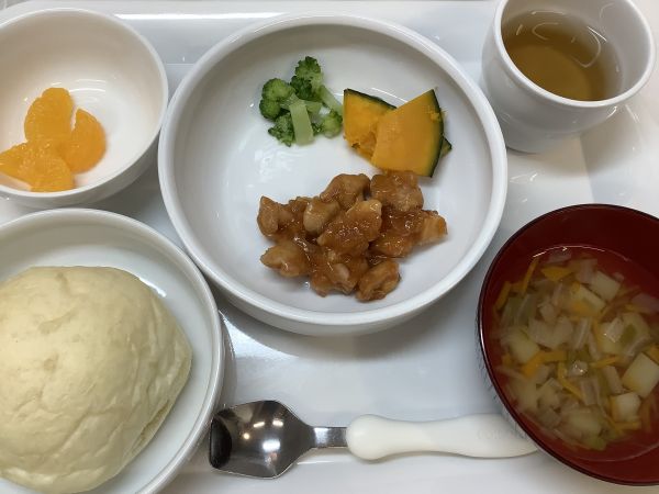 鶏もも肉のトマトソース煮です《常食》