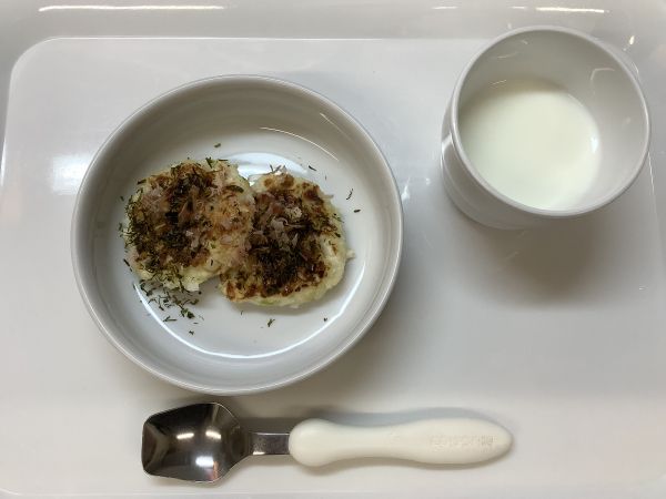 《常食》おやつは、豆腐のキャベツのお好み焼きです。