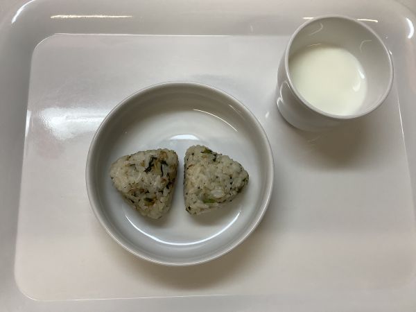 《常食》おやつは、ほうれん草おかかおにぎりです。