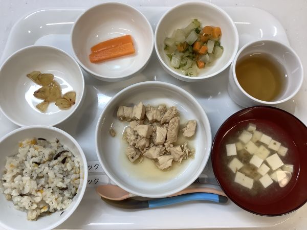 《離乳食後期》昼食は、かじきの煮付けです。